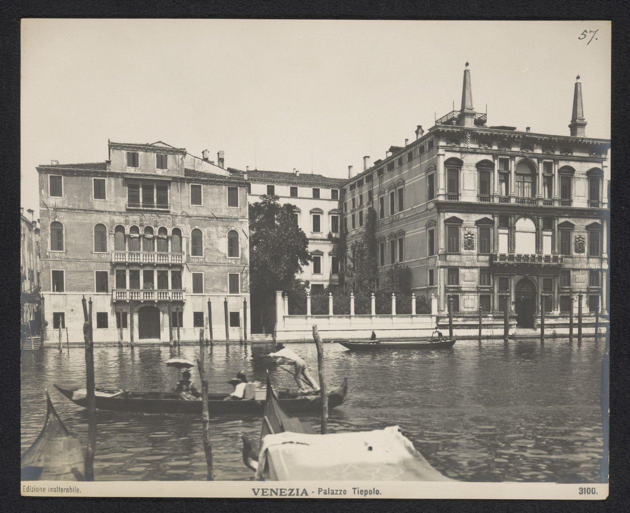 Exteriör av ett palats i Venedig Venedig - Palazzo Tiepolo (titel på objekt) av Neue Photographische Gesellschaft