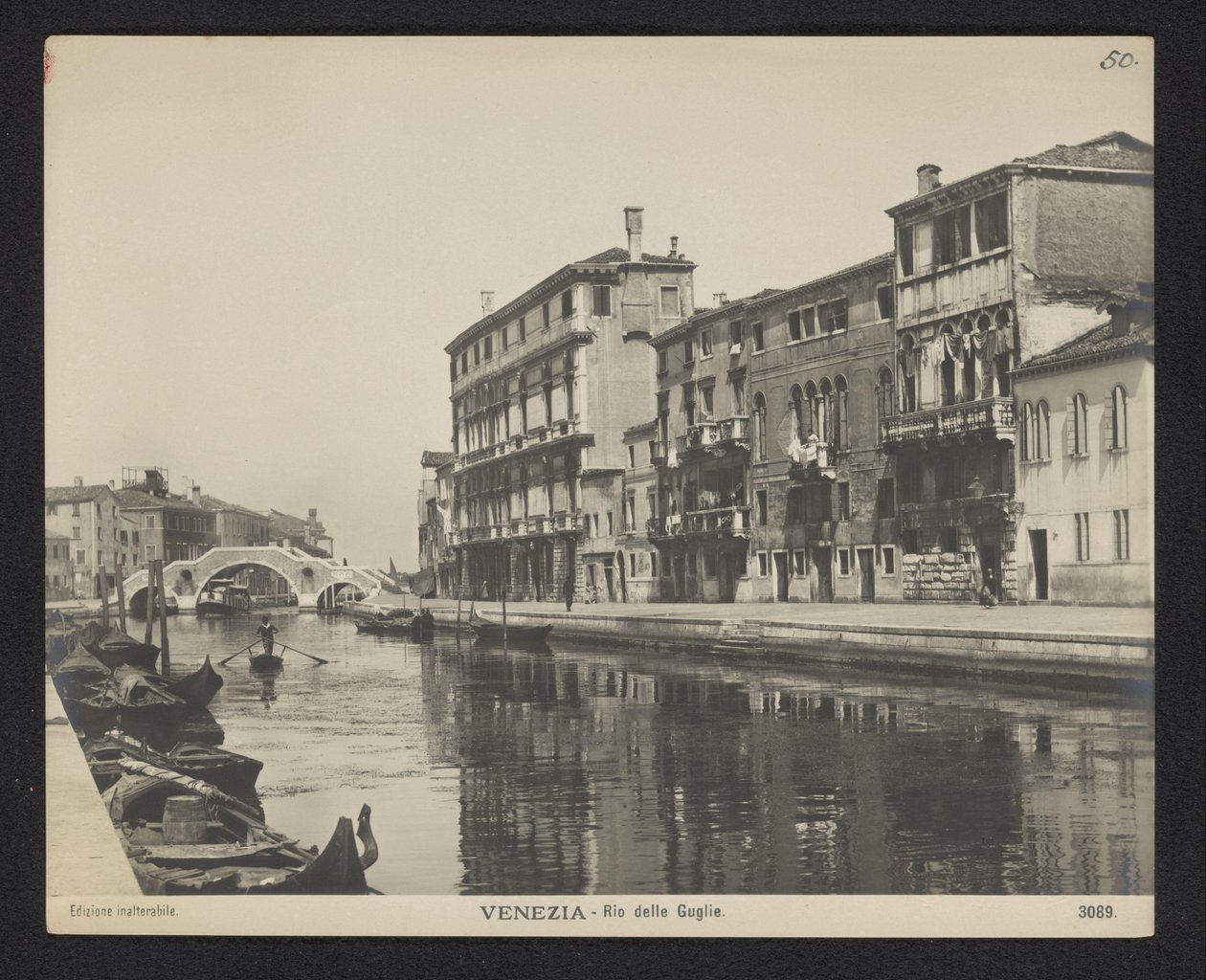 Utsikt över en kanal i Venedig Venezia - Rio delle Guglie (titel på objekt) av Neue Photographische Gesellschaft