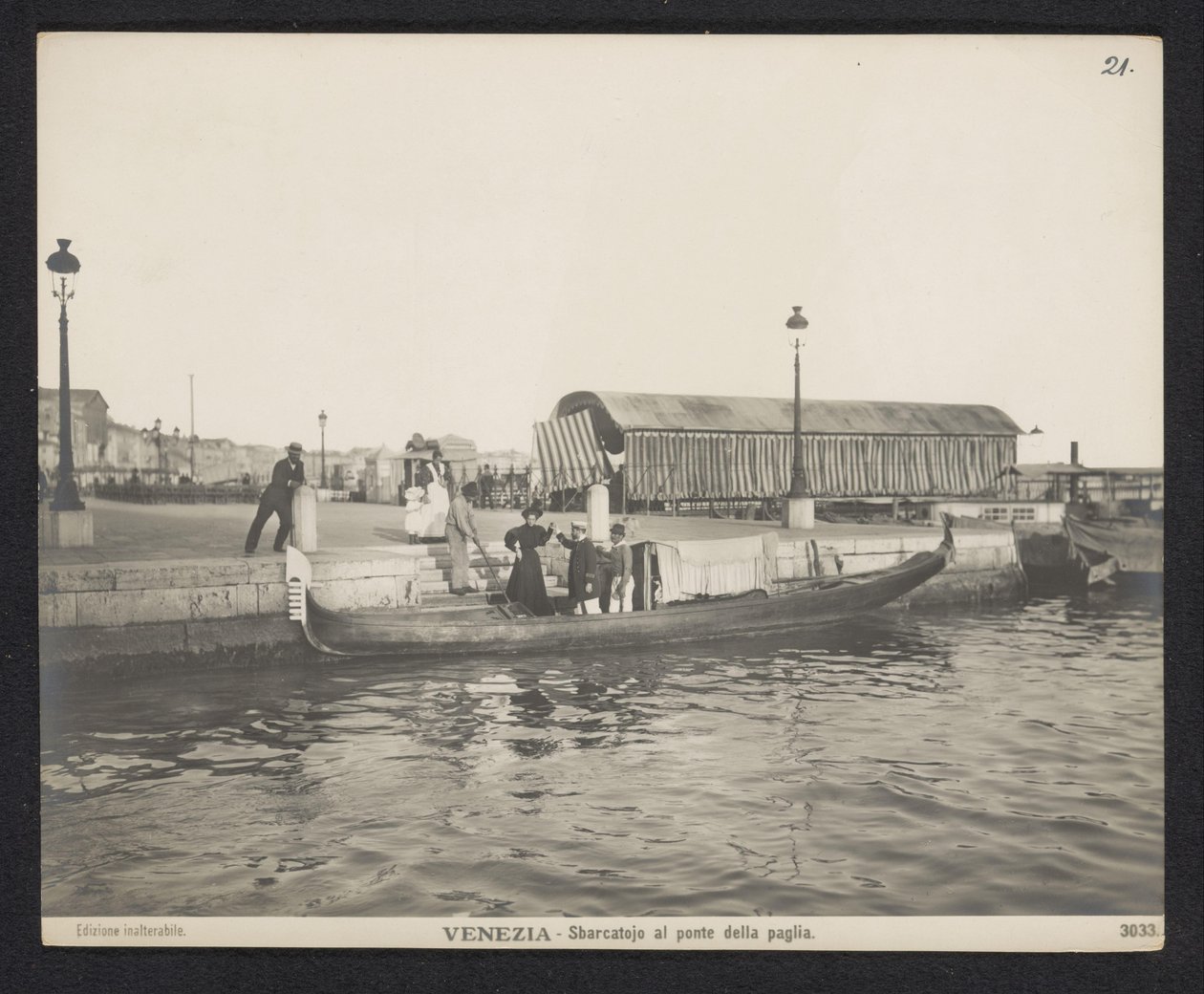 Gondol längs en brygga vid Ponte della Paglia i Venedig Venedig - Sbarcatojo al ponte della paglia (titel på objekt) av Neue Photographische Gesellschaft