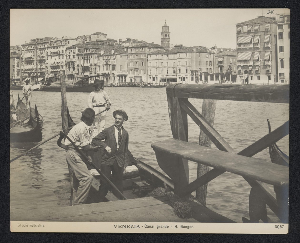 Ung man på en gondol i Venedig Venezia - Canal Grande - H. Ganger (titel på objekt) av Neue Photographische Gesellschaft