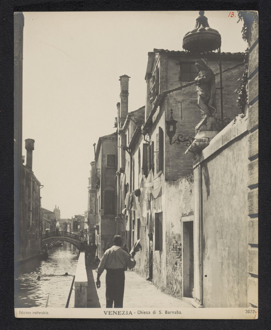 Kade längs de Chiesa di San Barnaba i Venedig Venedig - Kyrkan S. Barnaba (titel på objektet) av Neue Photographische Gesellschaft