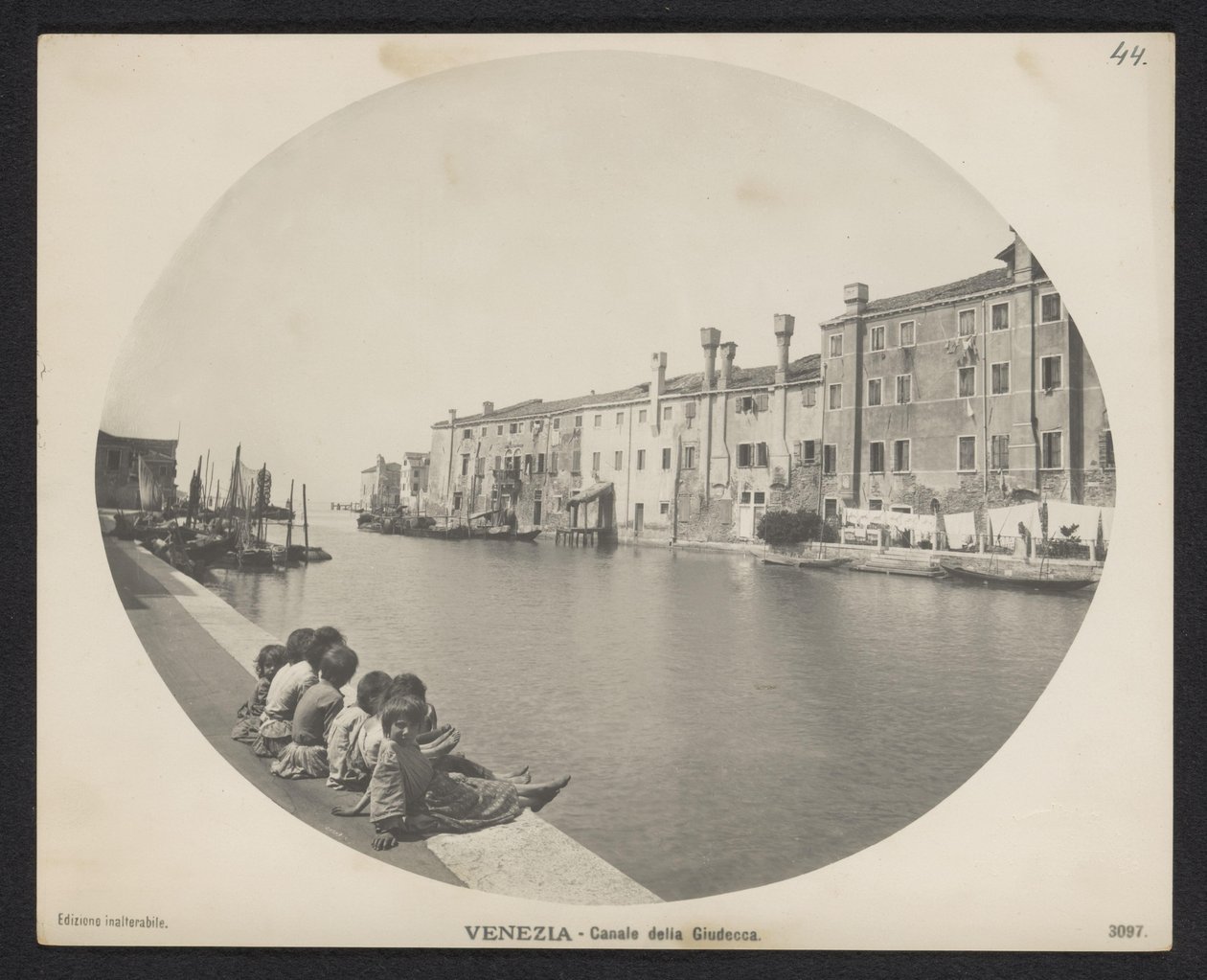 Barn på kajen längs en kanal i Venedig Venedig - Canale della Giudecca (titel på objektet) av Neue Photographische Gesellschaft