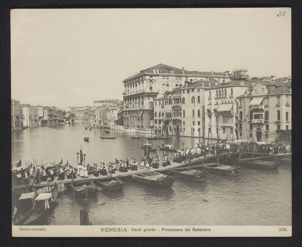 Procession över en pontonbro på Canal Grande i Venedig under Festa del Redentore Venedig - Canal Grande - Processione del Redentore (titel på objekt) av Neue Photographische Gesellschaft
