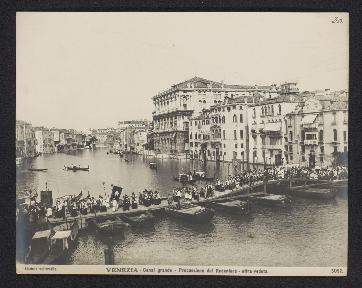 Procession över en pontonbro på Canal Grande i Venedig under Festa del Redentore Venedig - Canal Grande - Processione del Redentore - altra veduta (titel på objekt) av Neue Photographische Gesellschaft