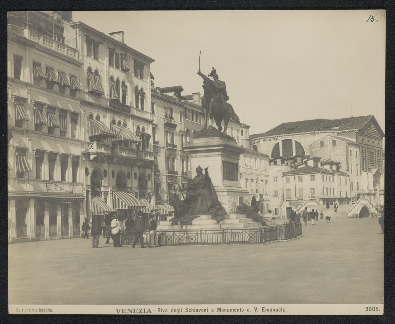 Riva degli Schiavoni te Venetië, träffade en ruiter standbild av Victor Emmanuel II från Italien Venedig - Riva degli Schiavoni och Monument till. V. Emanuele (titel på objekt) av Neue Photographische Gesellschaft