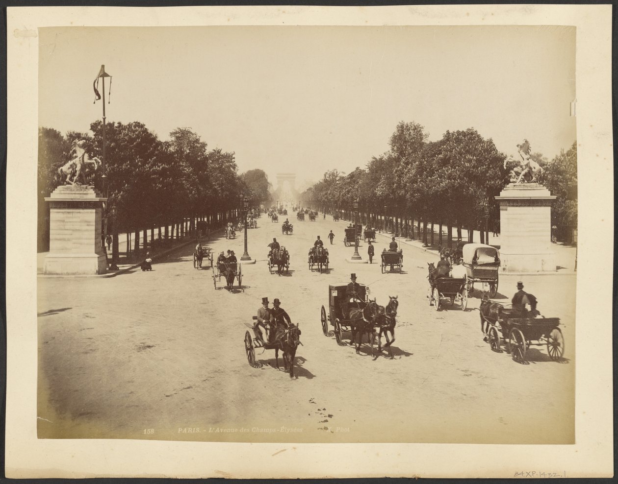 Paris: Avenue des Champs-Elysées av Neurdein freres