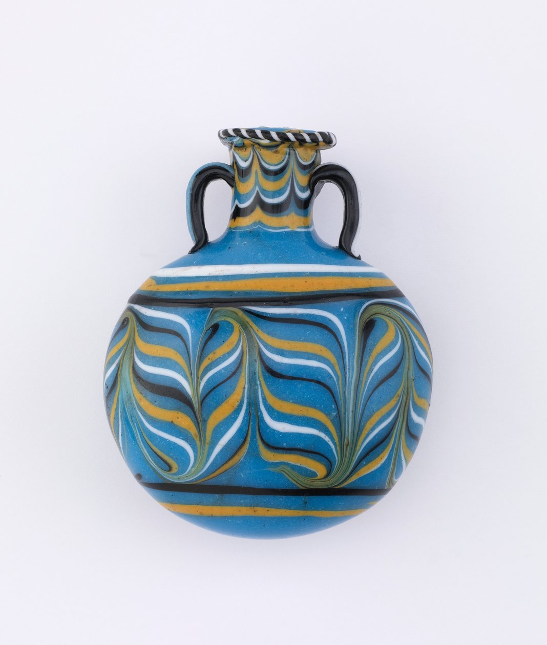 Ljusblå lentoidflaska med släpad fjäderdesign i vitt, svart och gult, 18:e dynastin, c.1539-1295 f.Kr. av New Kingdom Egyptian