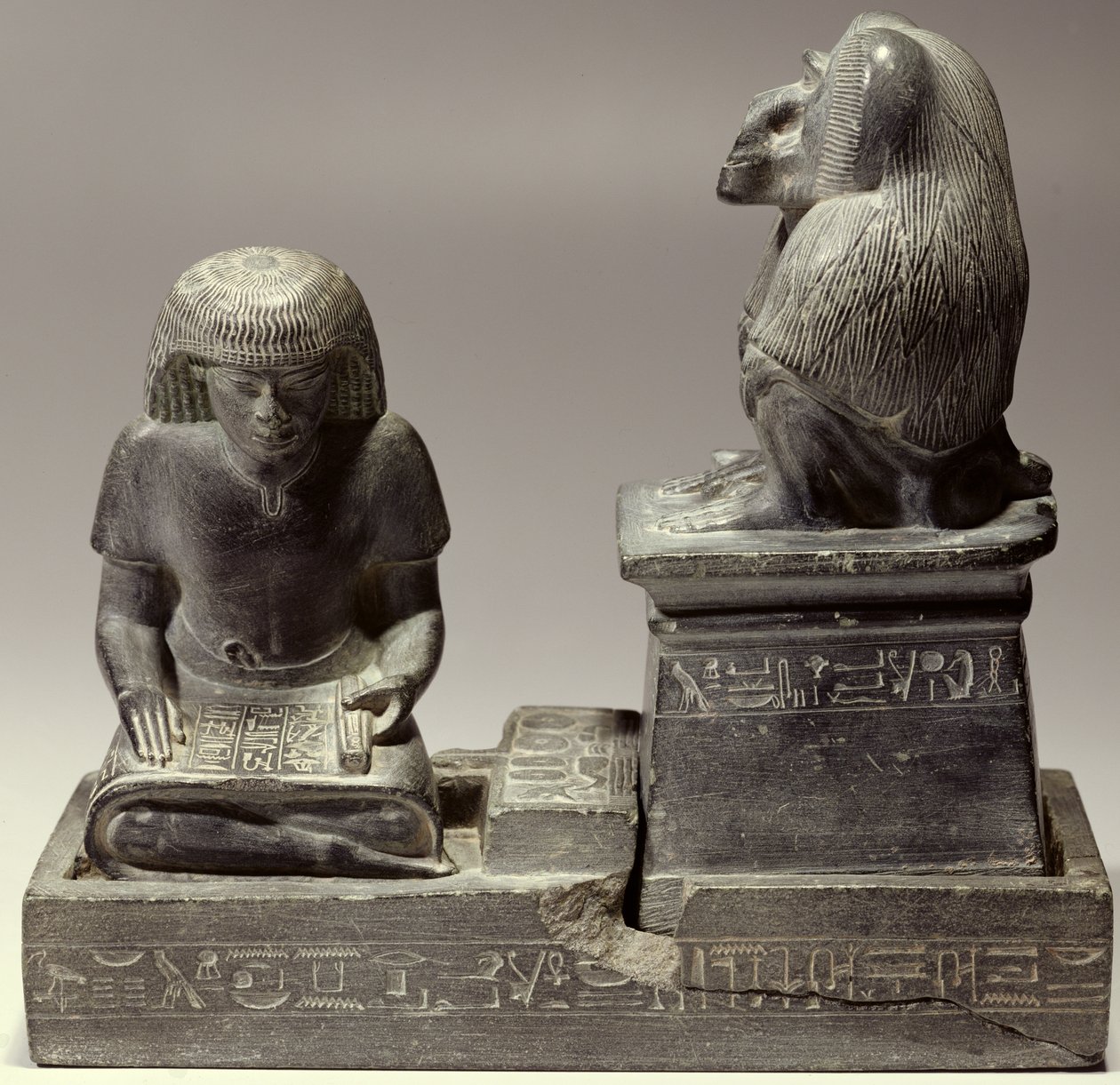 Den kungliga skribenten Nebmertuf skriver under månguden Thoths beskydd (skiffer) av New Kingdom Egyptian