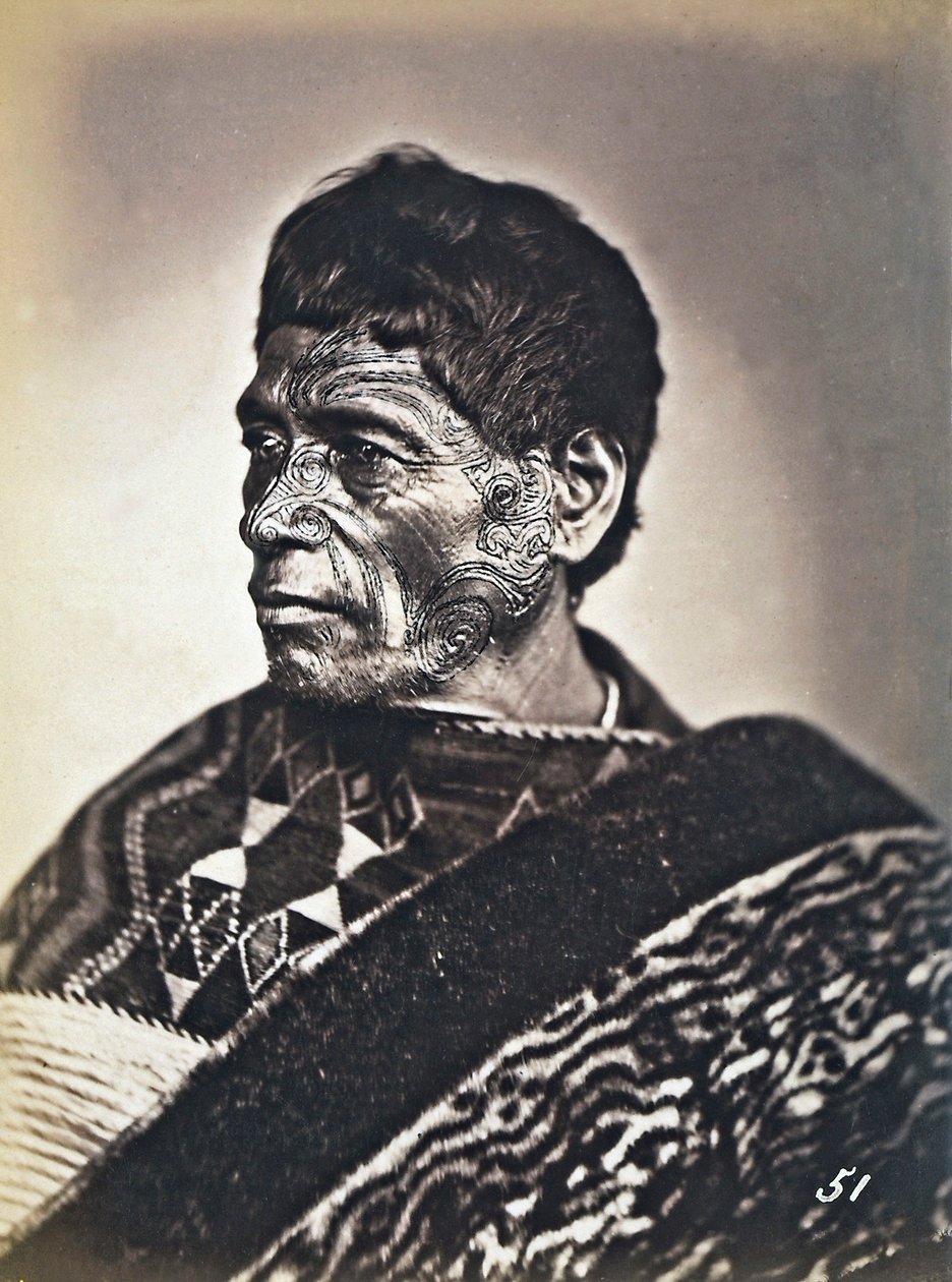 Porträtt av en maori med ett tatuerat ansikte, ca 1886-88 av New Zealand Photographer