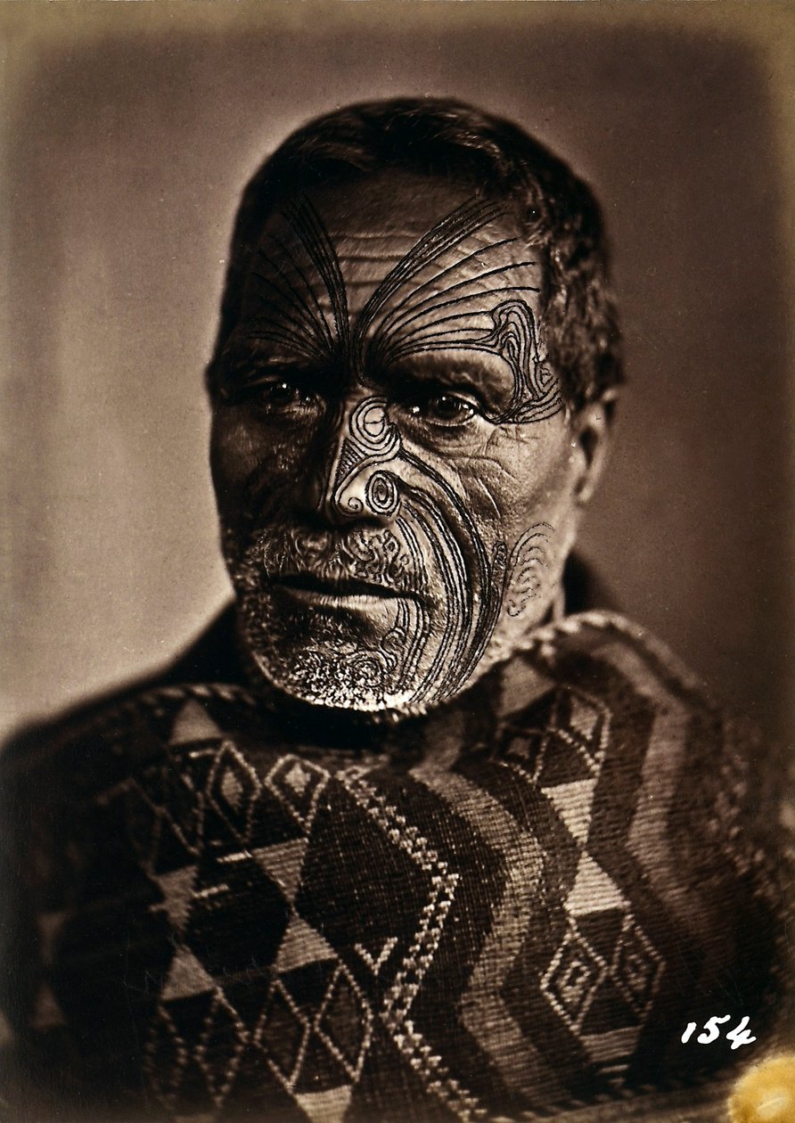 Porträtt av en maori med ett tatuerat ansikte, ca 1886-88 av New Zealand Photographer