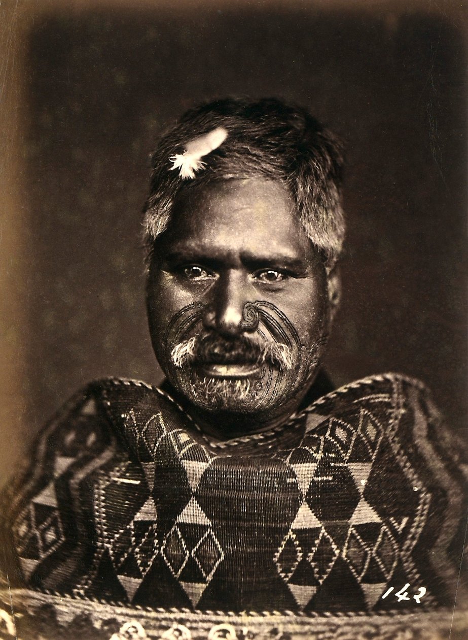 Porträtt av en maori med ett tatuerat ansikte, ca 1886-88 av New Zealand Photographer