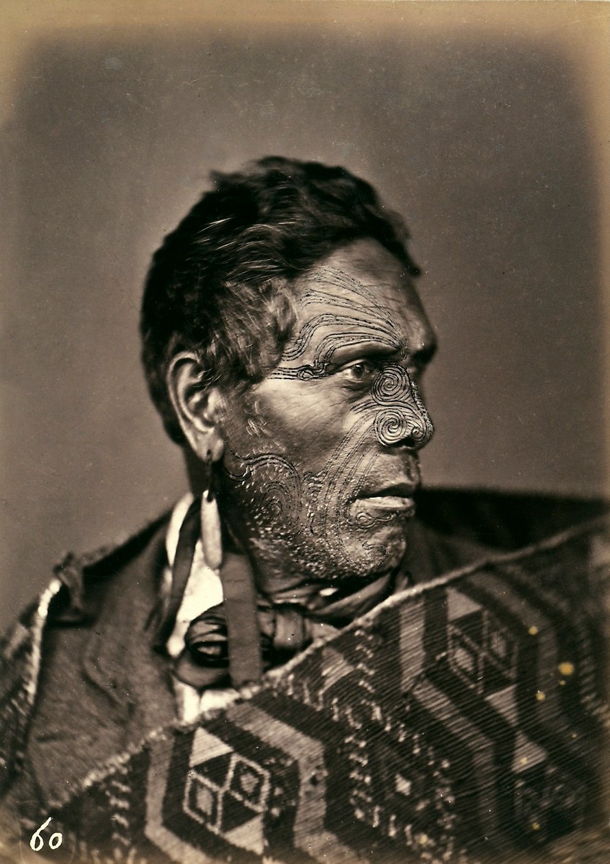 Porträtt av en maori med ett tatuerat ansikte, ca 1886-88 av New Zealand Photographer