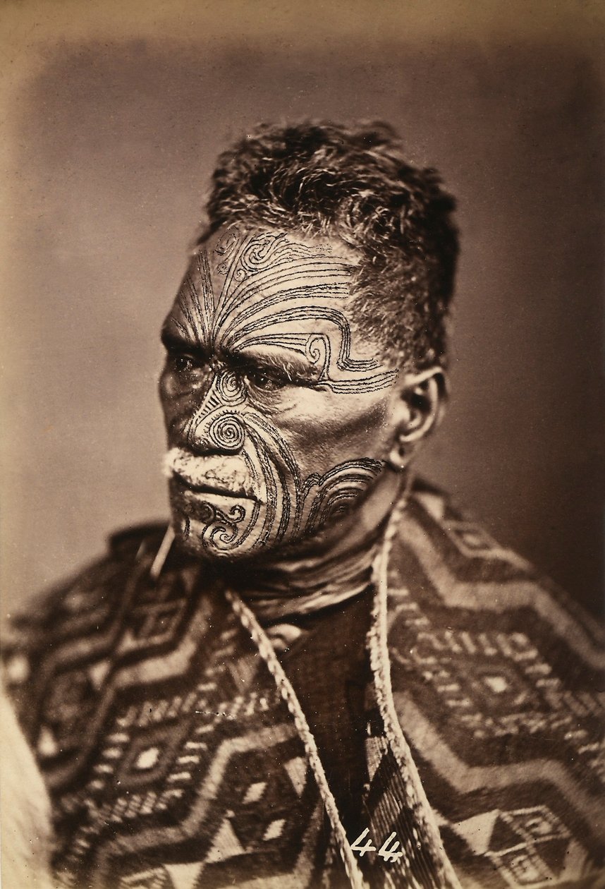 Porträtt av en maori med ett tatuerat ansikte, ca 1886-88 av New Zealand Photographer