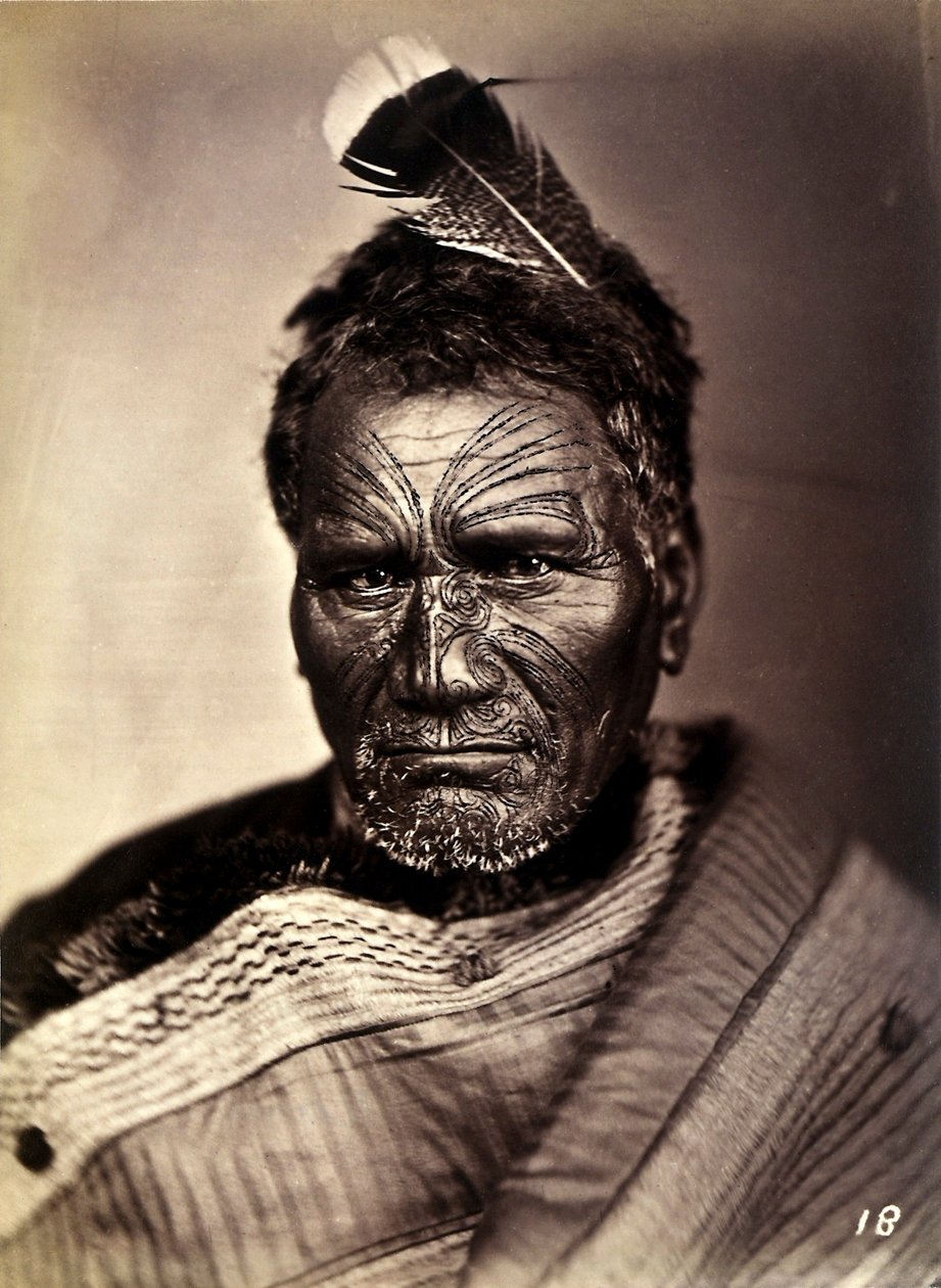 Porträtt av en maori med ett tatuerat ansikte, ca 1886-88 av New Zealand Photographer