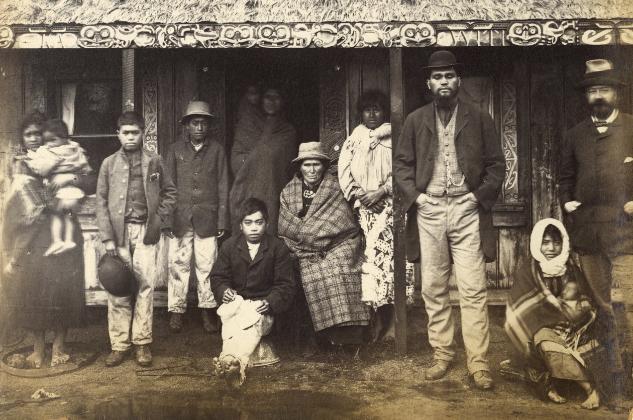 Refugees from Te Wairoa and others, 1886 (albumintryck) av New Zealander Photographer