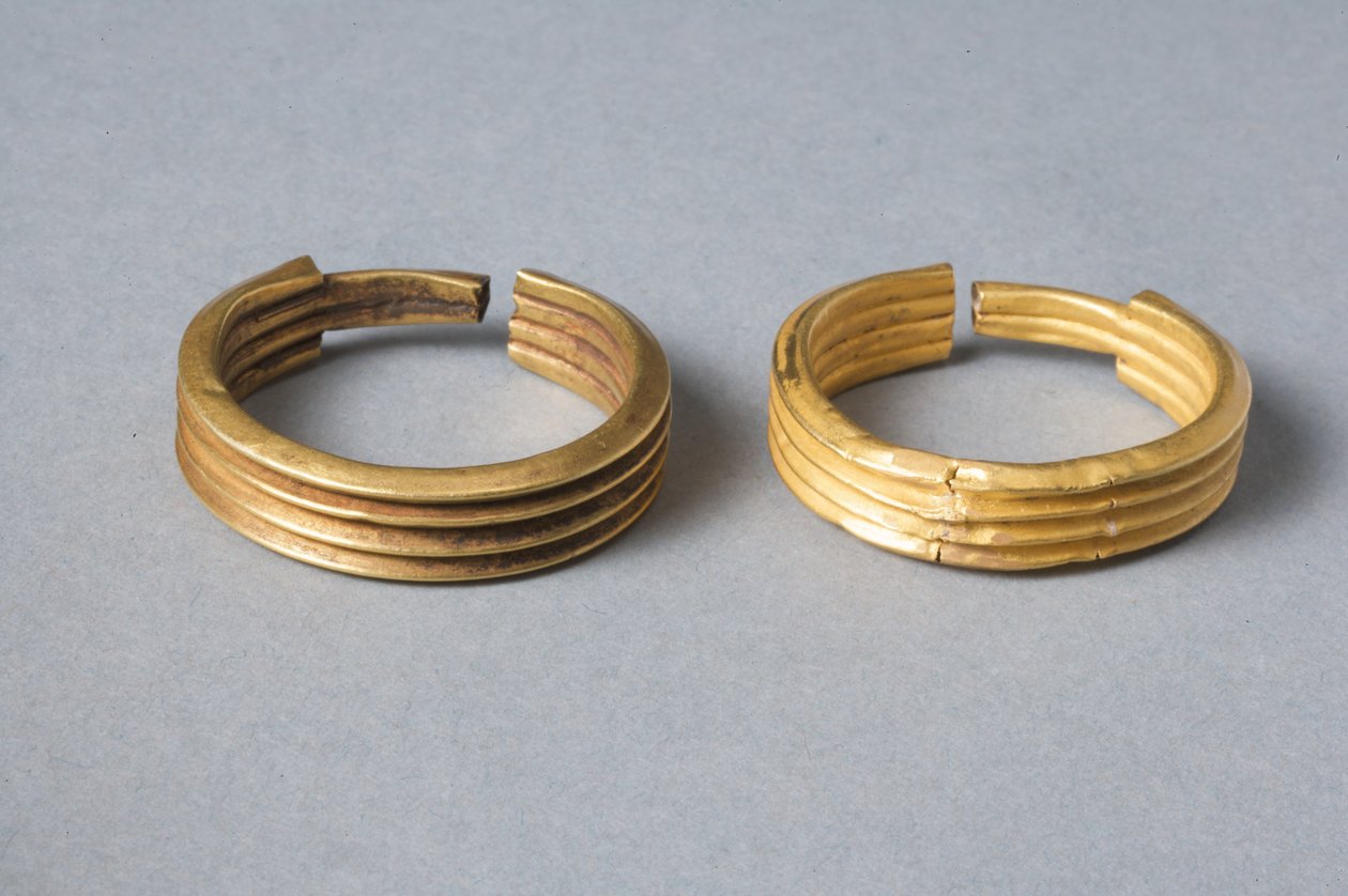Hoop-örhängen, 18:e-19:e dynastin (guld) av New Kingdom Egyptian