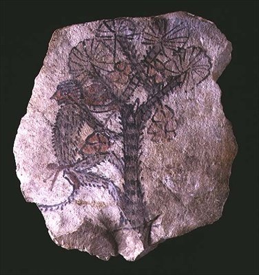 Ostracon föreställer en apa som klättrar i ett träd av New Kingdom Egyptian