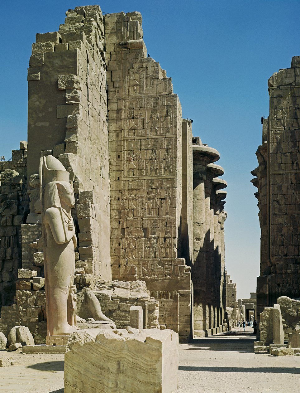 Utsikt över den stora domstolen, ingången till Hypostyle Hall och en staty av Ramesses II (ca 1279-1213 f.Kr.) i Temple of Amun av New Kingdom Egyptian