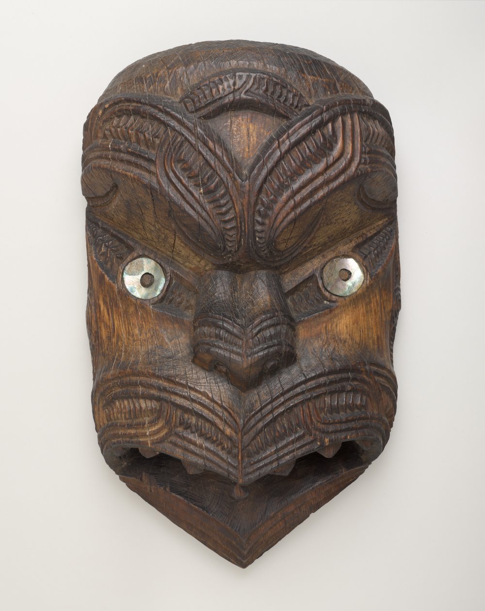 Gable Mask (Koruru) från Gisborne, North Island, ca 1860 (trä och paua-skal) av New Zealand School