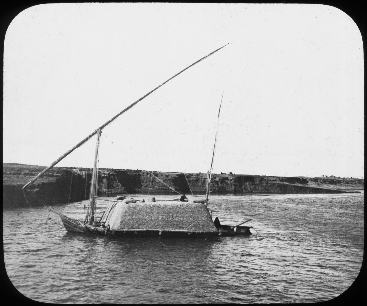 En lastad dahabiyeh, Egypten, c1890 av Newton and Co