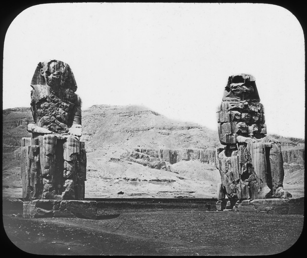 Kolosser av Memnon, Luxor Thebe, Egypten, c1890 av Newton and Co