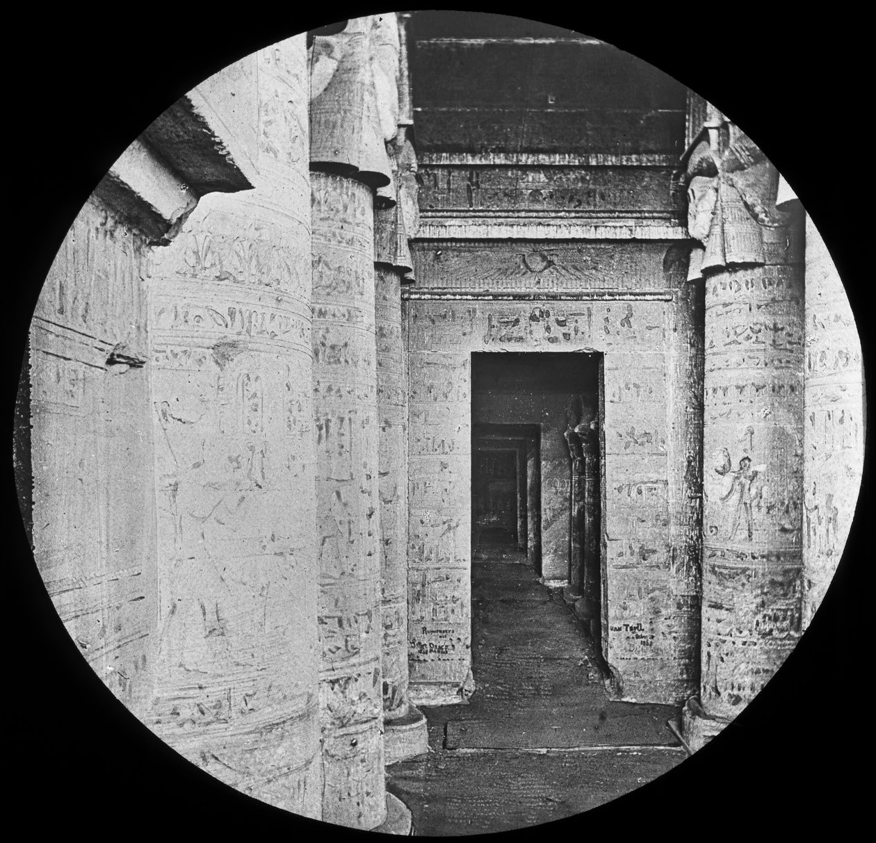 Interiör av templet i Dendera, Egypten, c1890 av Newton and Co