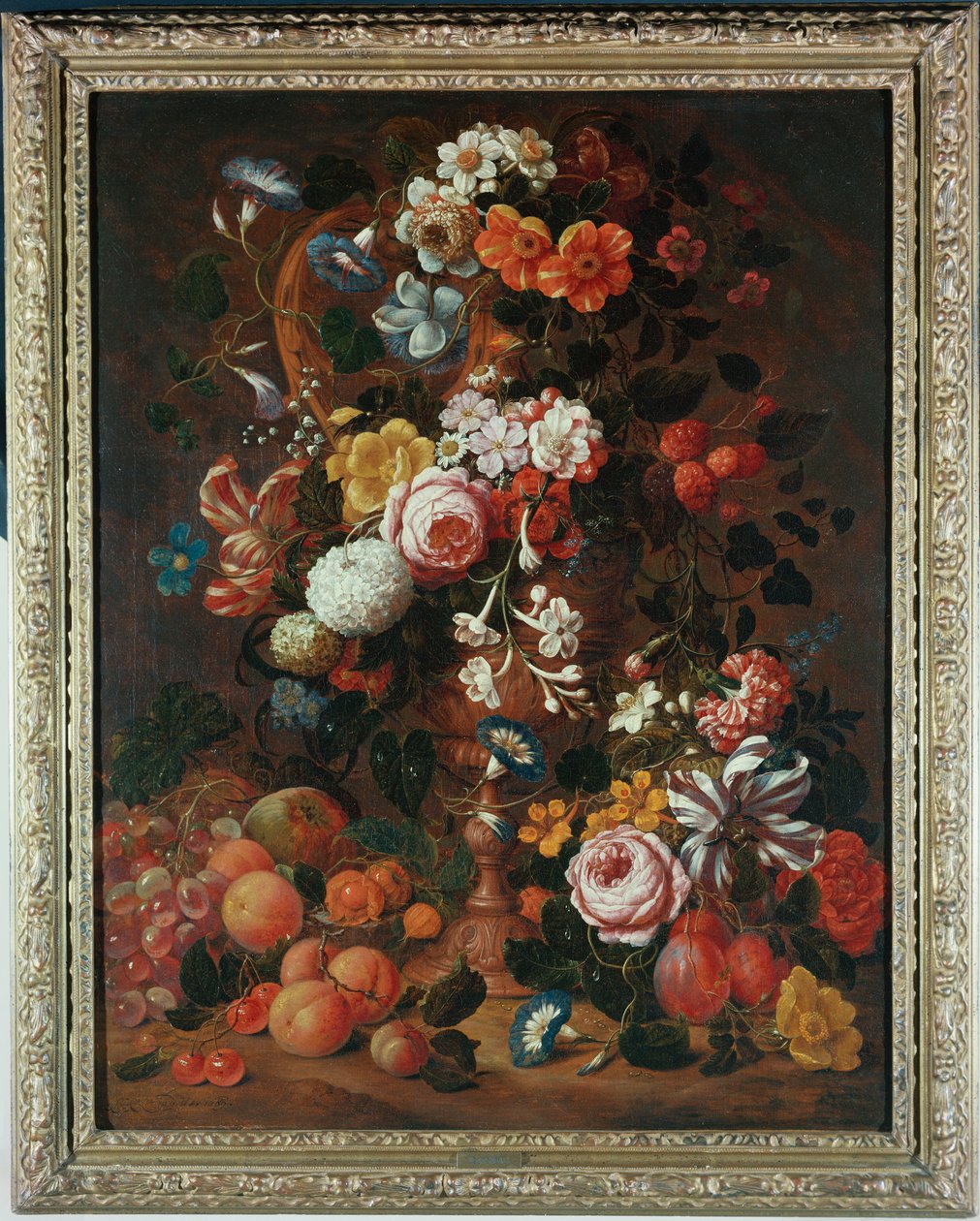 Rosor, dahlior, convolvulus, en tulpan och andra blommor, i en skulpterad urna, med vindruvor, plommon och persikor i närheten av Nicholaes van Verendael