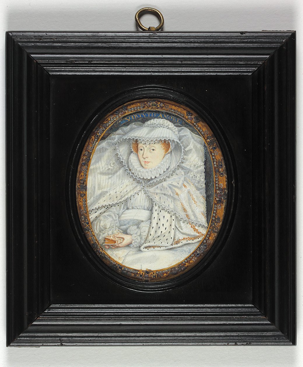 En dam som traditionellt identifieras som Mary Queen of Scots (emalj) av Nicholas Hilliard