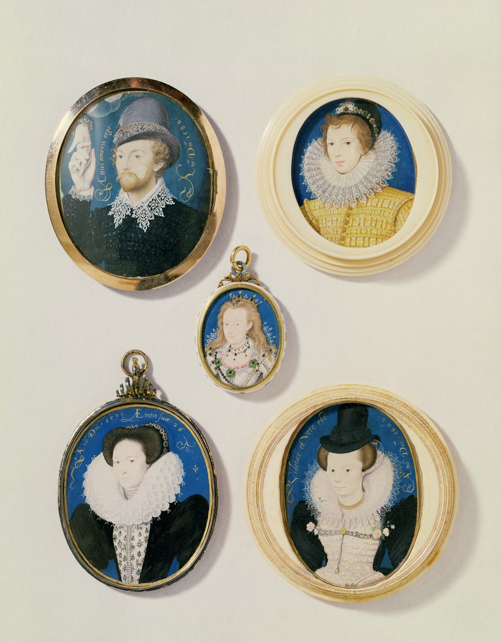 Miniatyrer, från vänster till höger, från T till B: Man med en hand från ett moln; Okänd ung man, 1588; Fru Holland 26 år gammal, 1593; Arabella Stuart, hertiginna av Lennox; Okänd dam. av Nicholas Hilliard