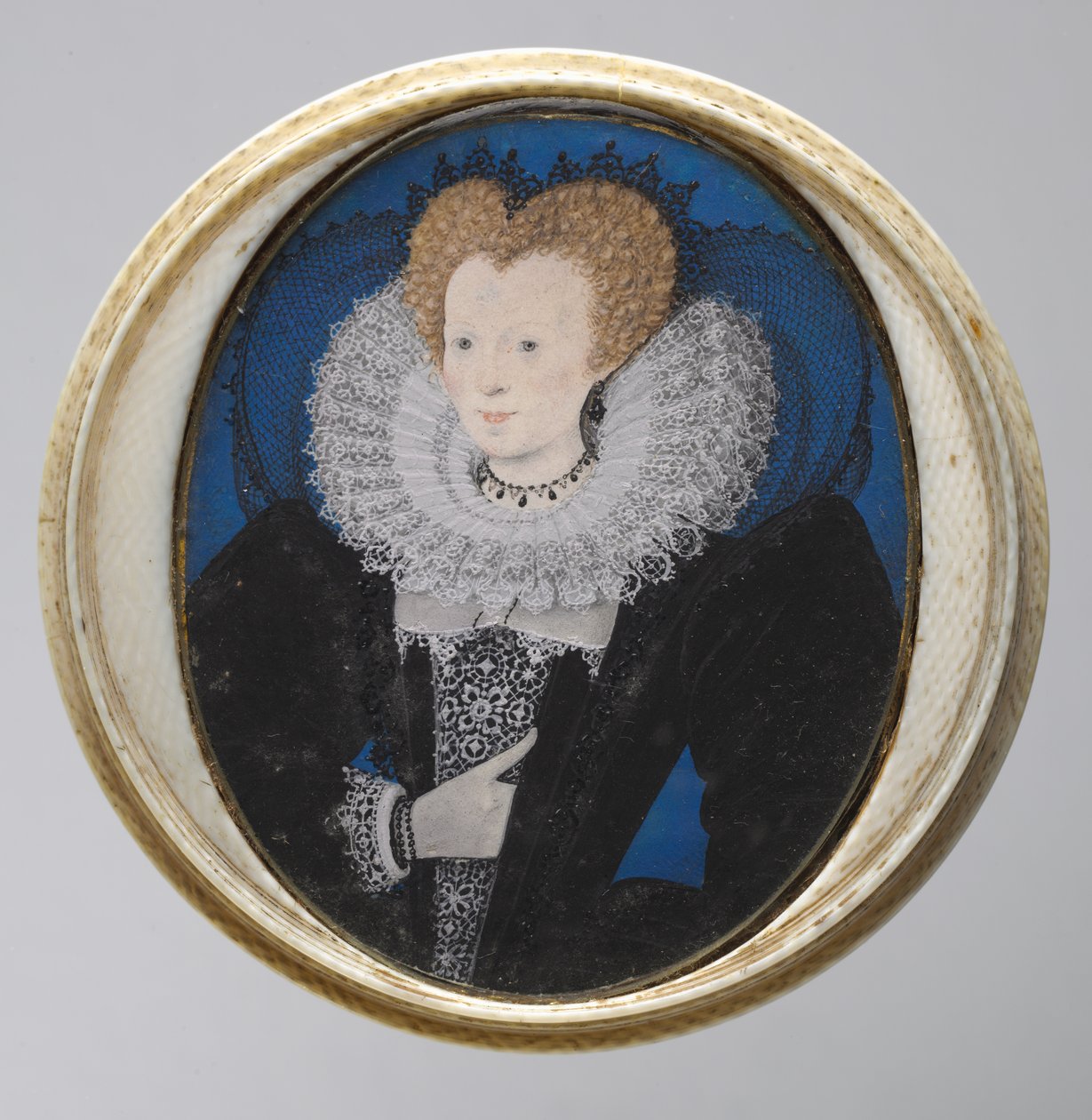 Portrait of a Woman, ca 1590 (akvarell på veläng i original, svarvat elfenbensfodral) av Nicholas Hilliard