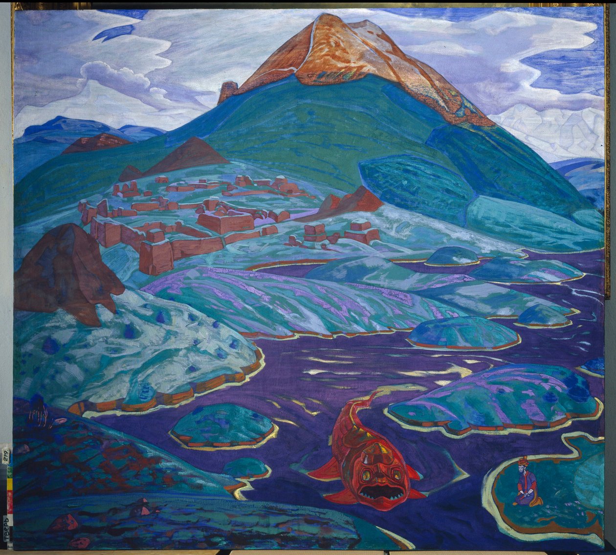 Fantastiskt landskap. En chudo yudo (rött vattenmonster) simmar i slingrarna av en bergsbäck, mot en man som knäböjer i meditation på stranden, framför ruinerna av en befäst stad. Verk av Nicholas (Nicolas) Roerich (1874-19 av Nicholas Roerich