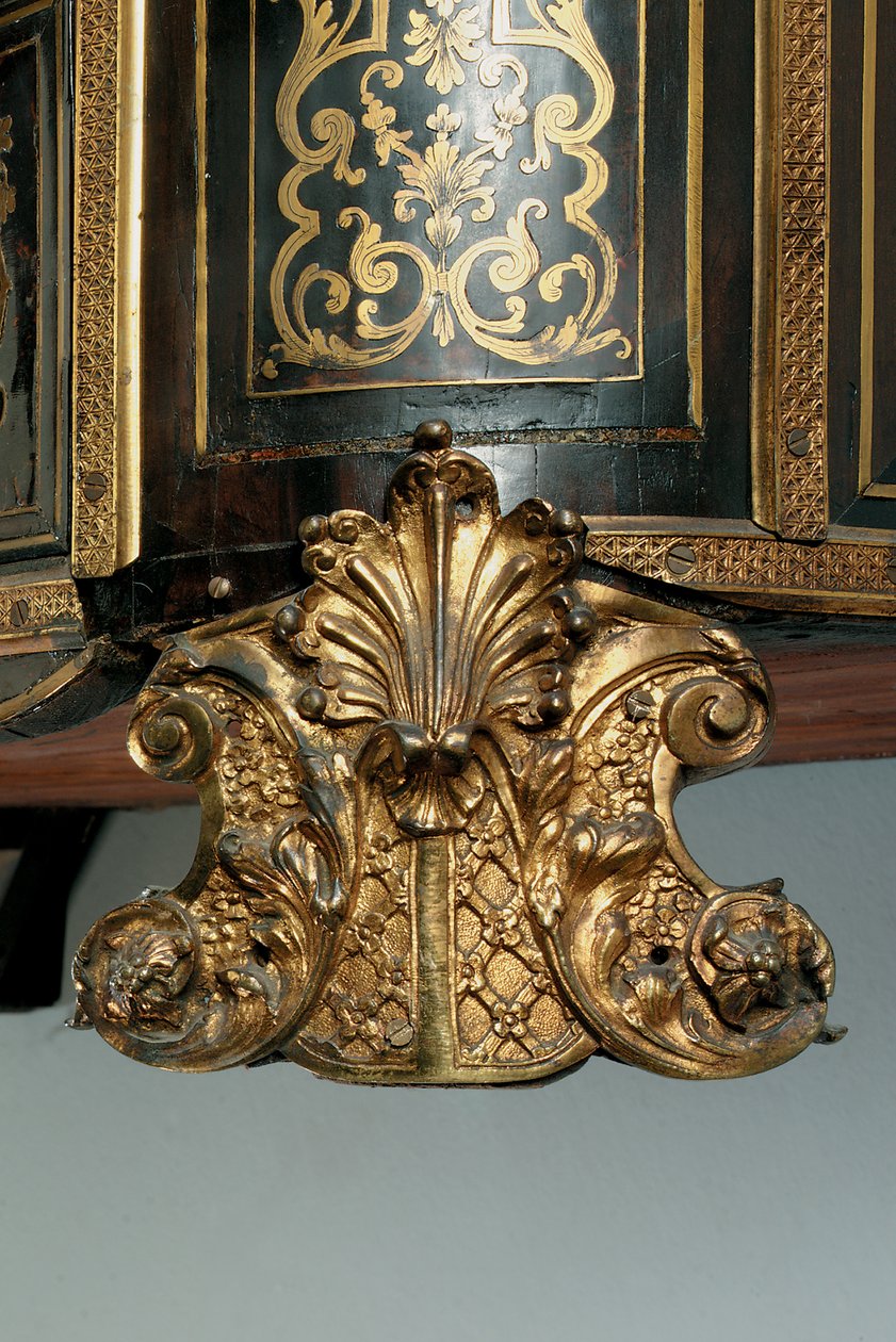 Detalj av en Ludvig XIV-kommod (ormolu, mässing, sköldpaddsskal & ebenholtsboll) (se även 486114-19) av Nicholas Sageot