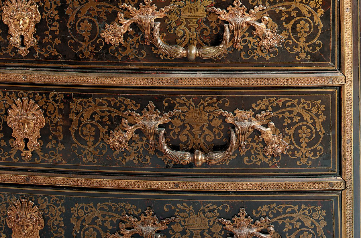 Detalj av en Ludvig XIV-kommod (ormolu, mässing, sköldpaddsskal & ebenholtsboll) (se även 486114-19) av Nicholas Sageot
