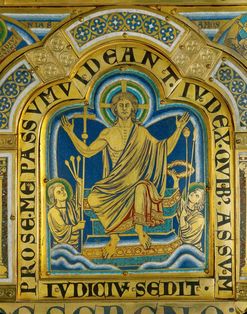 Kristus sitter i dom, helgon bär redskapen för hans lidande ... (emalj på förgylld koppar) av Nicholas of Verdun