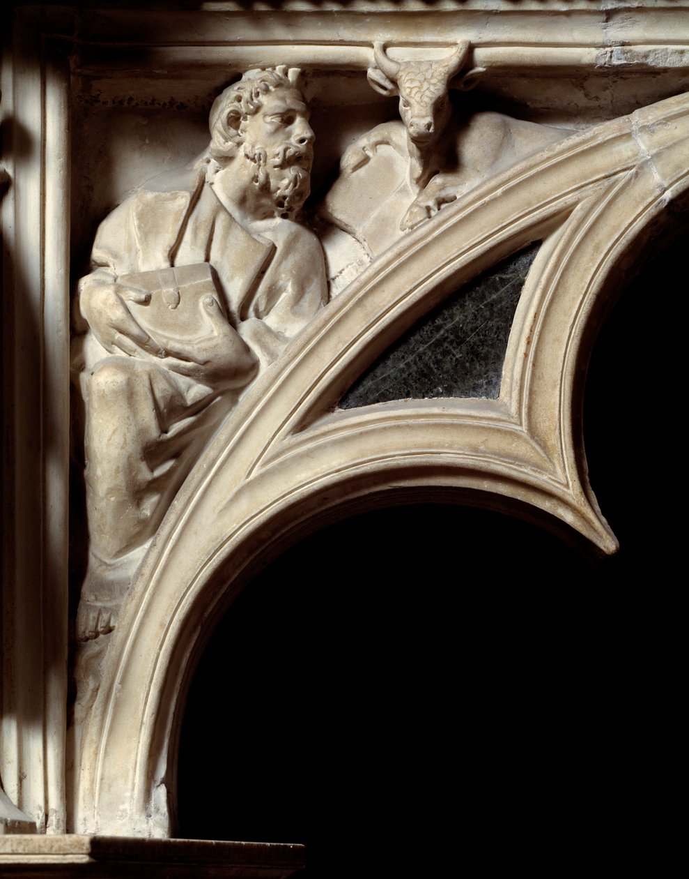 Gotisk konst: Saint Luke Evangelist, detalj av bågarna på marmorpredikstolen av Nicola Pisano