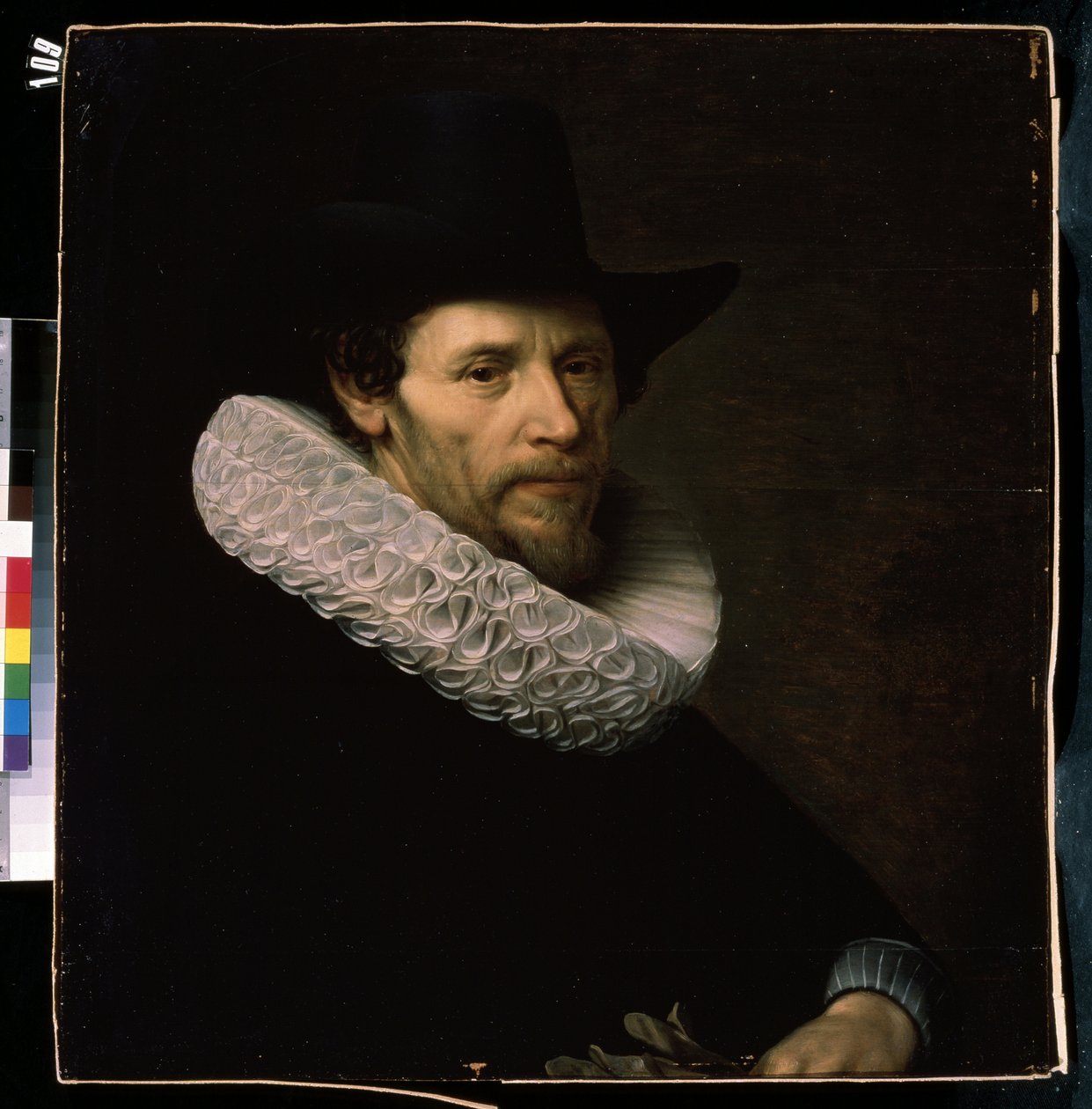""Porträtt av en man som bär en svart hatt" Detta är en nederländsk anmärkningsvärd, klädd i en ruff och en hatt. Målning av Nicolas Eliasz (1591-1655) Mikhail Kroshitsky Art Museum från 1600-talet, Sevastopol (Sevastopol) Ukr av Nicolaes Eliasz