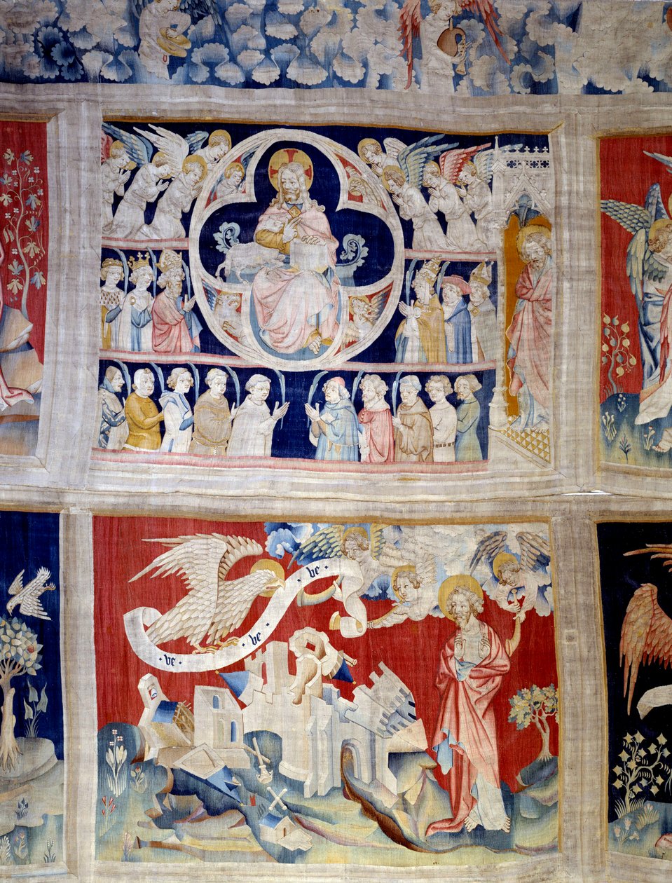 Uppenbarelsegardin (1373-1383), n. 13: Gud och Lammet, symbol för Kristus. Nedan, n. 20, de tre änglarna befriar krafterna. Gobeläng av Nicolas Bataille (1330-1405) av Nicolas Bataille