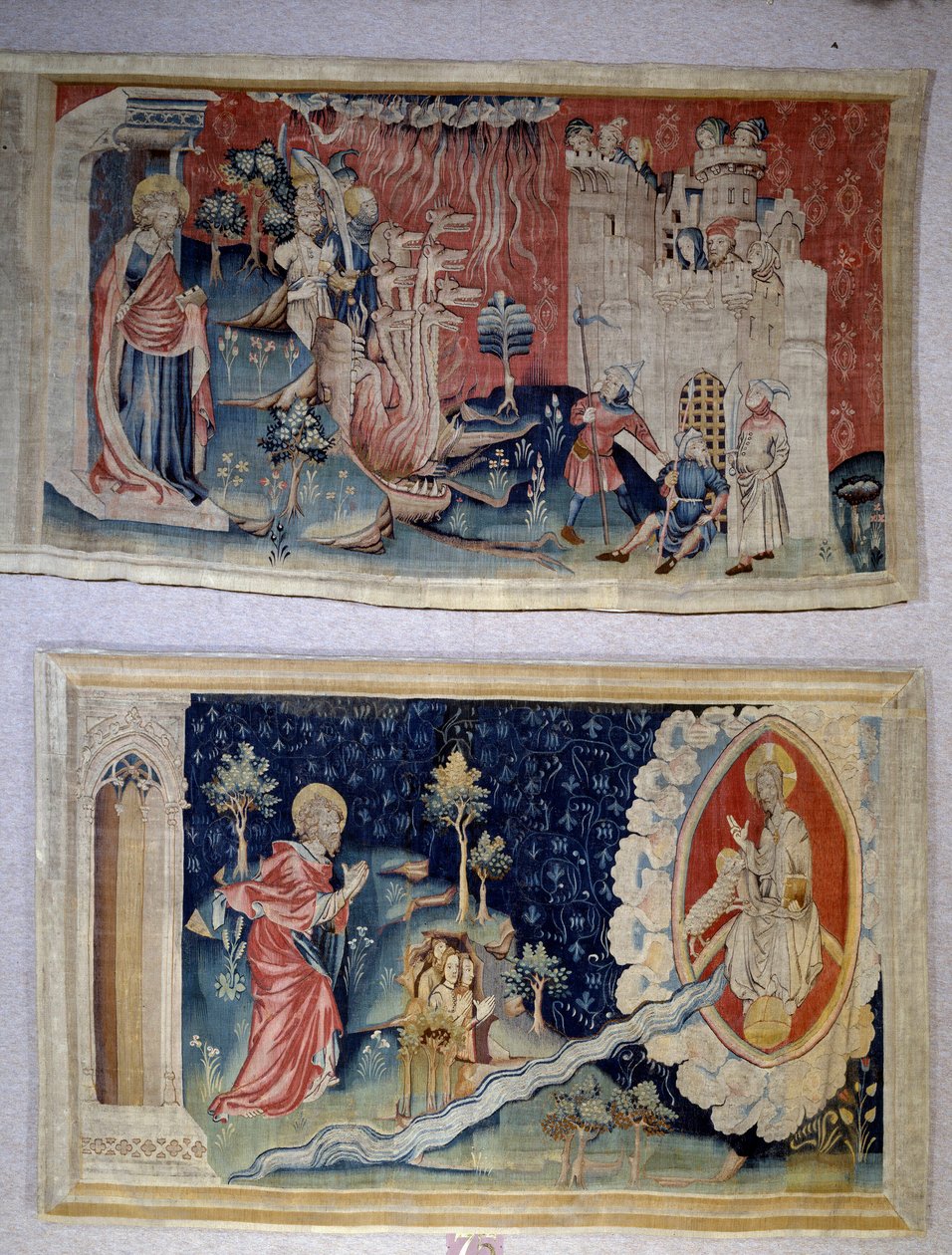 Uppenbarelseupphängning (1373-1383), n. 72: Satan belägrar staden. N. 74: Sankt Johannes före Kristus. Gobeläng av Nicolas Bataille (1330-1405) av Nicolas Bataille