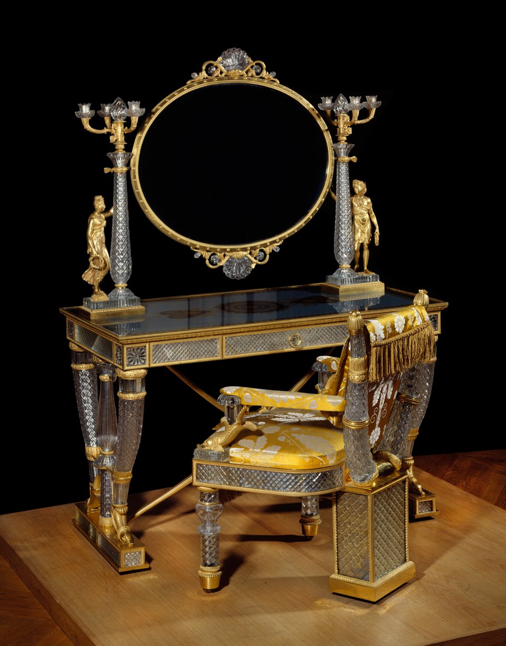 Bord och toalettstol av hertiginnan av Berry (Marie Caroline Ferdinande Louise de Bourbon, prinsessan av de två sicilierna (Deux Sicilies) (1798-1870). Kristall, gyllene brons och eglomisglas. Möbler realiserade av Nicolas Henri Jacob (1782-1871) ) av Nicolas Henri Jacob