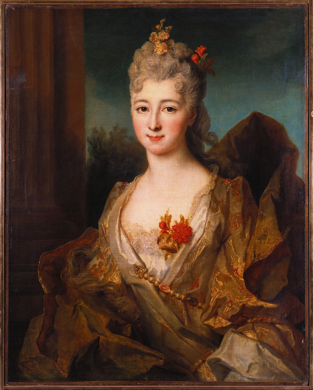 Porträtt av en dam, halvlångt, i en vit och guldbroderad klänning, med blommor i håret av Nicolas de Largillière