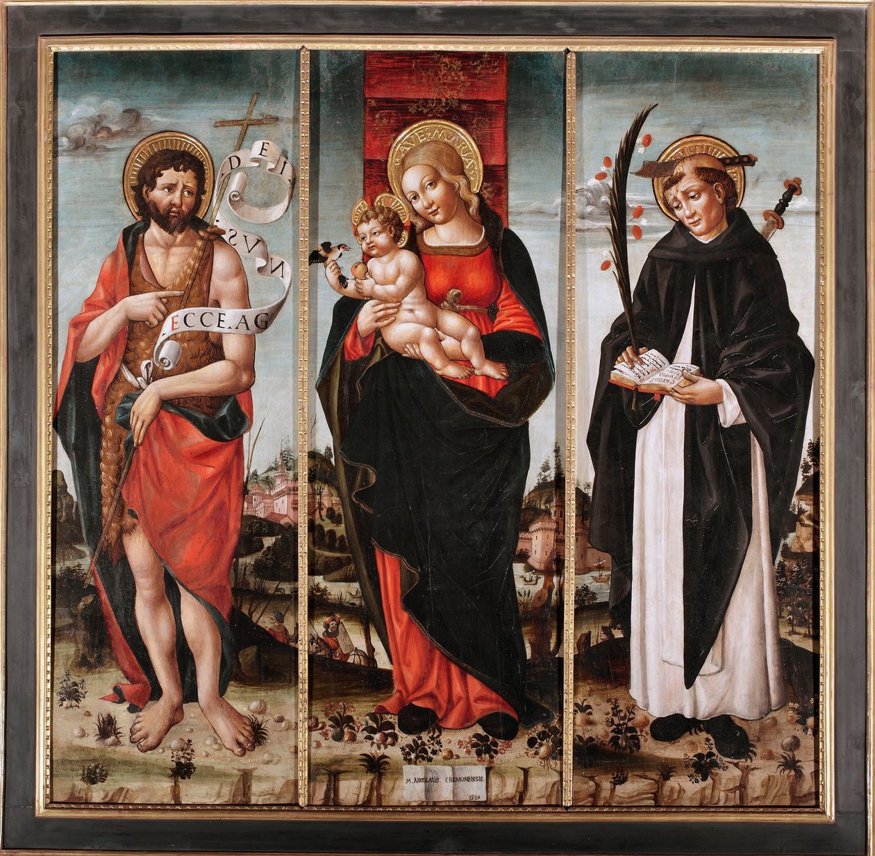 Jungfru och barn mellan Johannes Döparen och Sankt Peter av Verona (Pietro Martire eller Pietro da Verona, ca 1205-1252) (Jungfru med barn med Johannes döparen och Petrus av Verona) Triptyqye (Triptyk) Målning av Niccolo da Cremona av Nicolo da Cremona