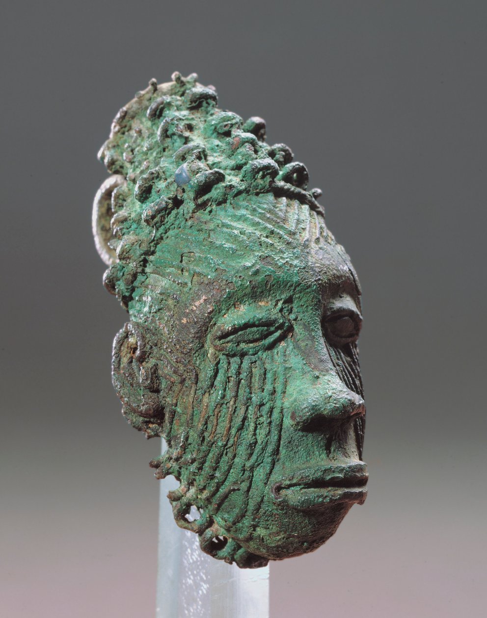 Hänge som representerar ett mänskligt huvud, Igbo-Ukwu, 900-1000-talet (blyad brons) av Nigerian