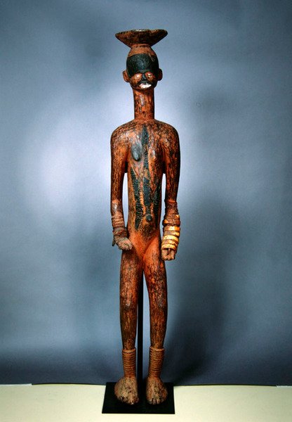 Kvinnlig staty (trä, läder, vegetabilisk fiber, elfenben och färg) av Nigerian