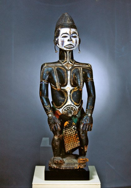Kvinnlig staty, Idoma (trä, färg och tyg) av Nigerian