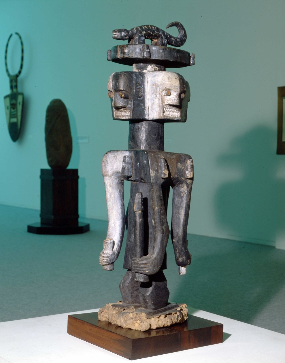 Folkets konst "" Ijo"" (Nigeria). Skulptur som föreställer en kultkaraktär troligen en fallisk gud. av Nigerian Nigerian
