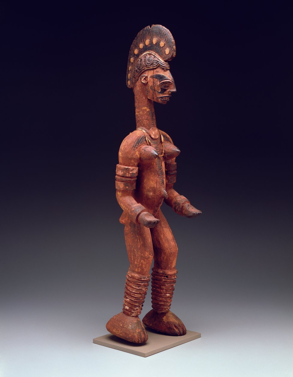 Stående kvinnofigur, sent 1800- till 1900-tal (polykromt trä med metall, fiber och pärlor) av Nigerian Nigerian