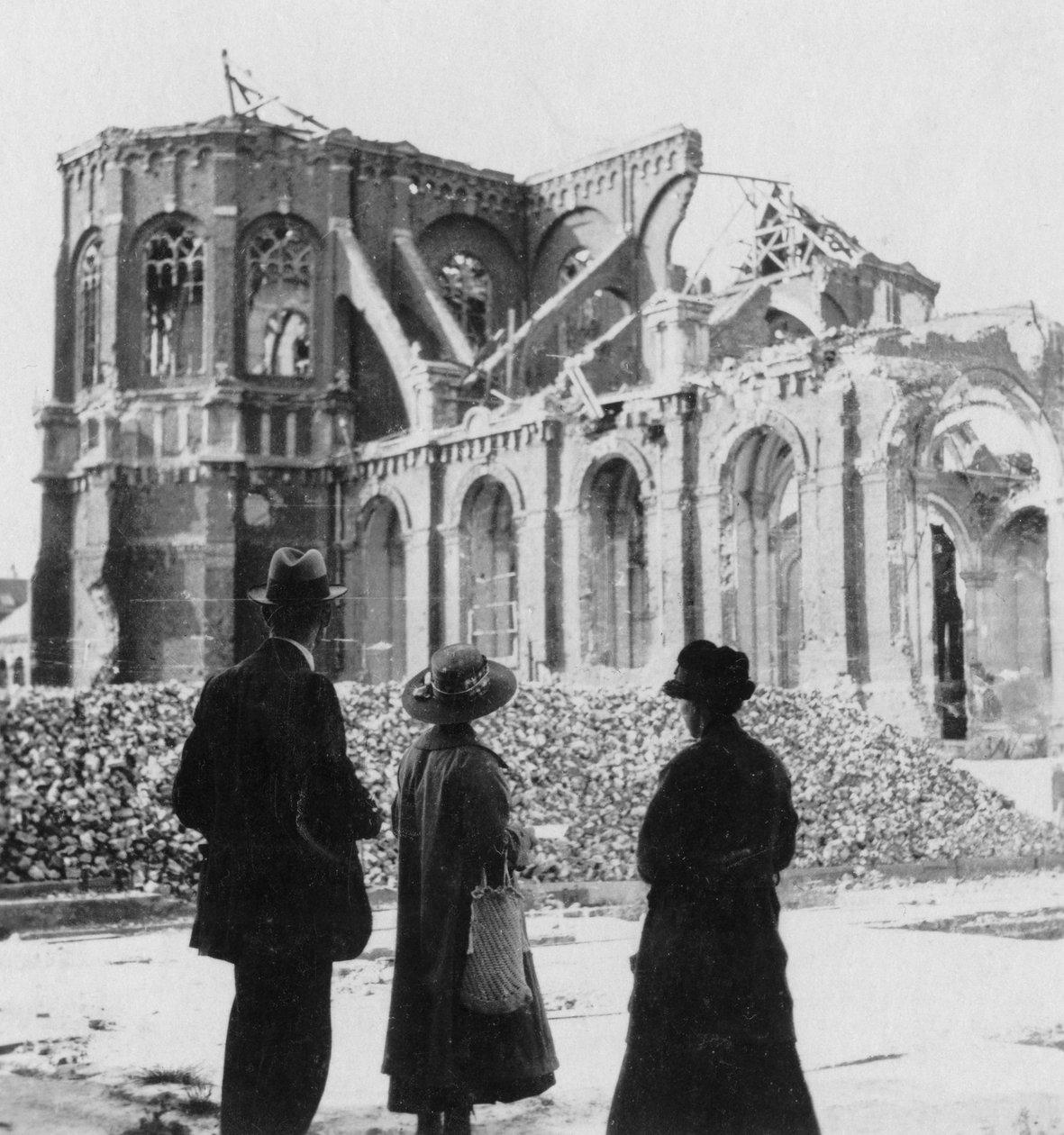 Skador på kyrkan Notre Dame, Armentières, Frankrike, första världskriget, c1914-c1918 av Nightingale and Co