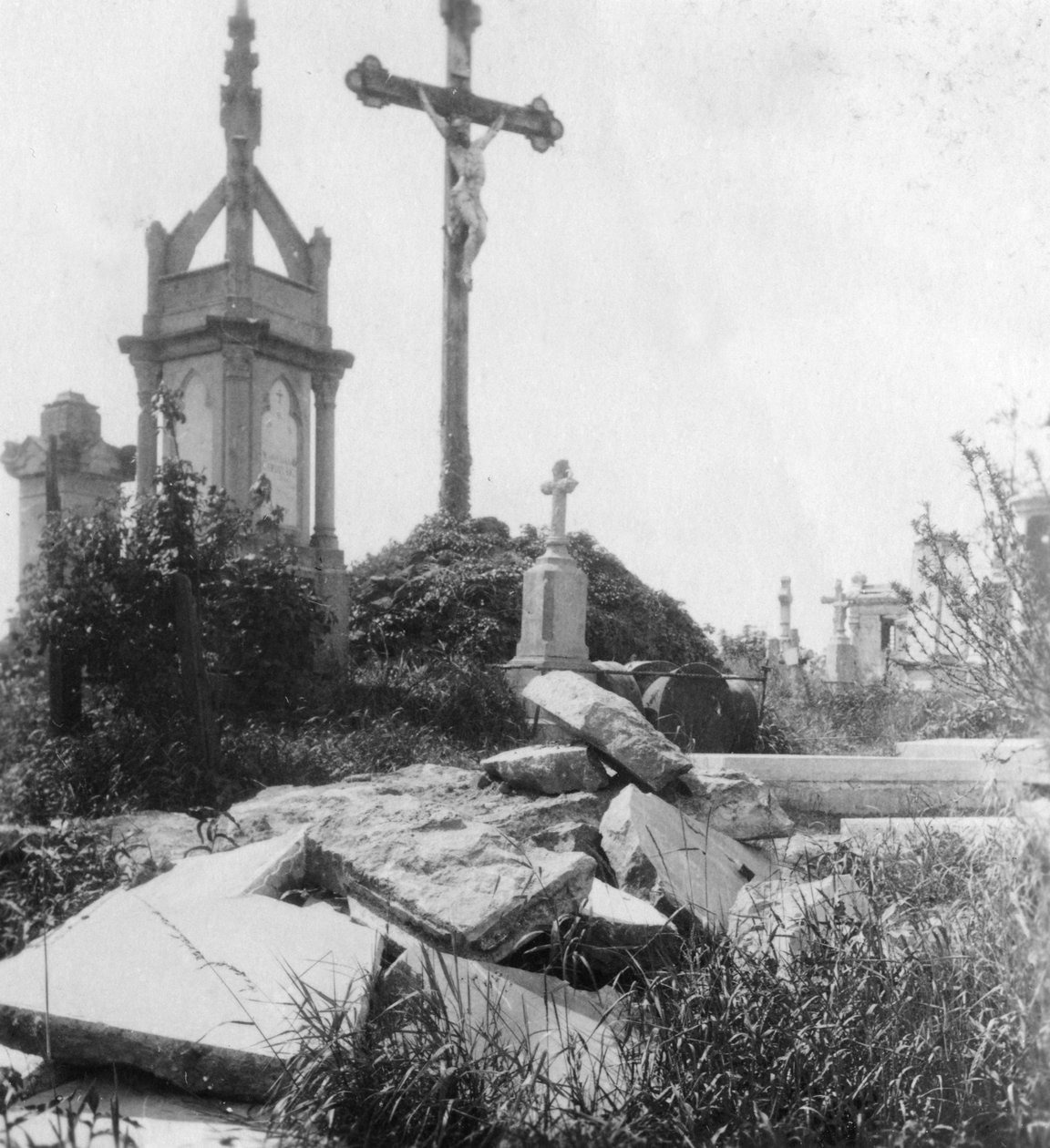 Skadade gravar, gammal kommunal kyrkogård, Ypres, Belgien, första världskriget, c1914-c1918 av Nightingale and Co