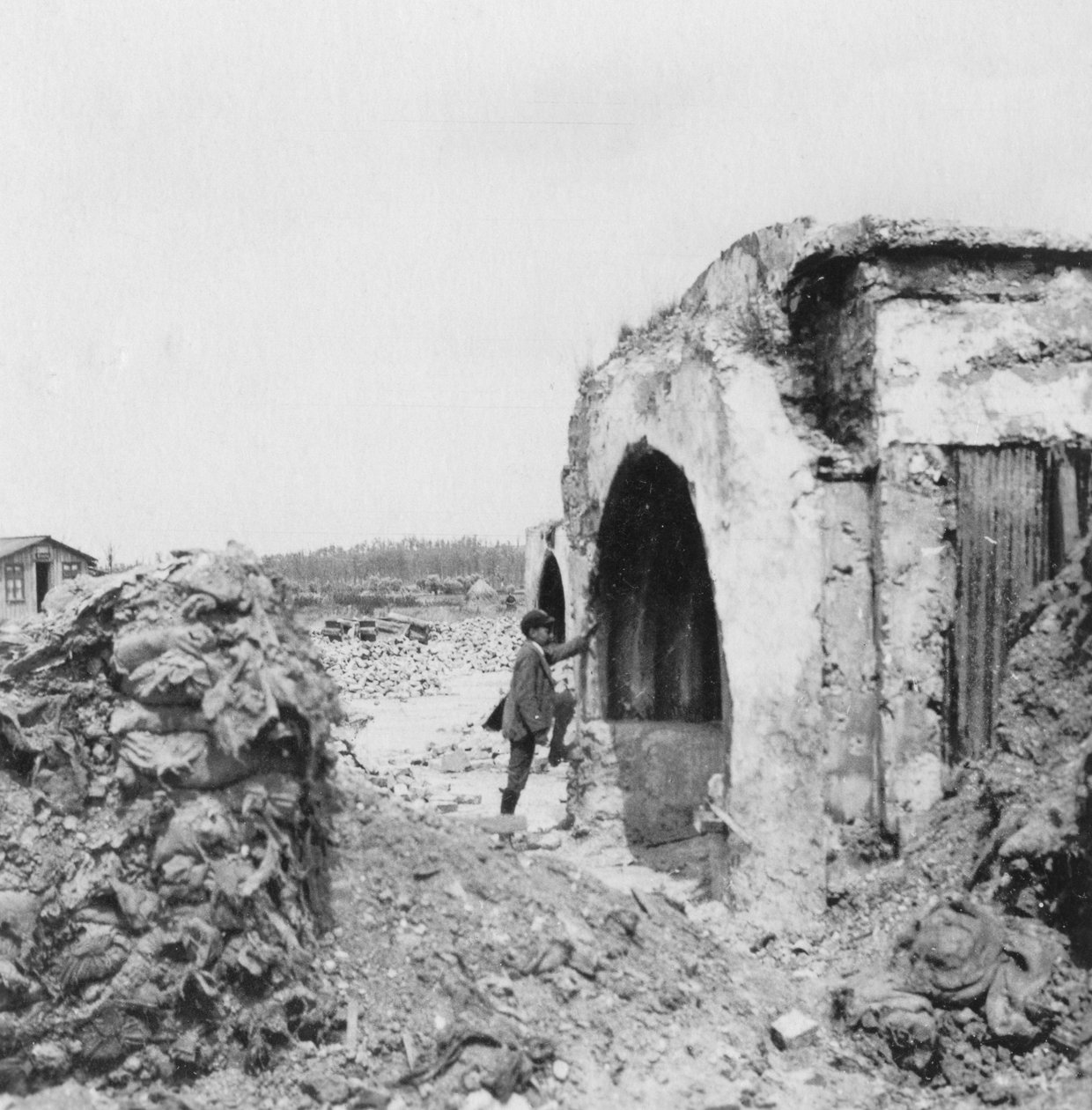 Dugout gjord av betong och fodrad med korrugerad plåt, första världskriget, c1914-c1918 av Nightingale and Co