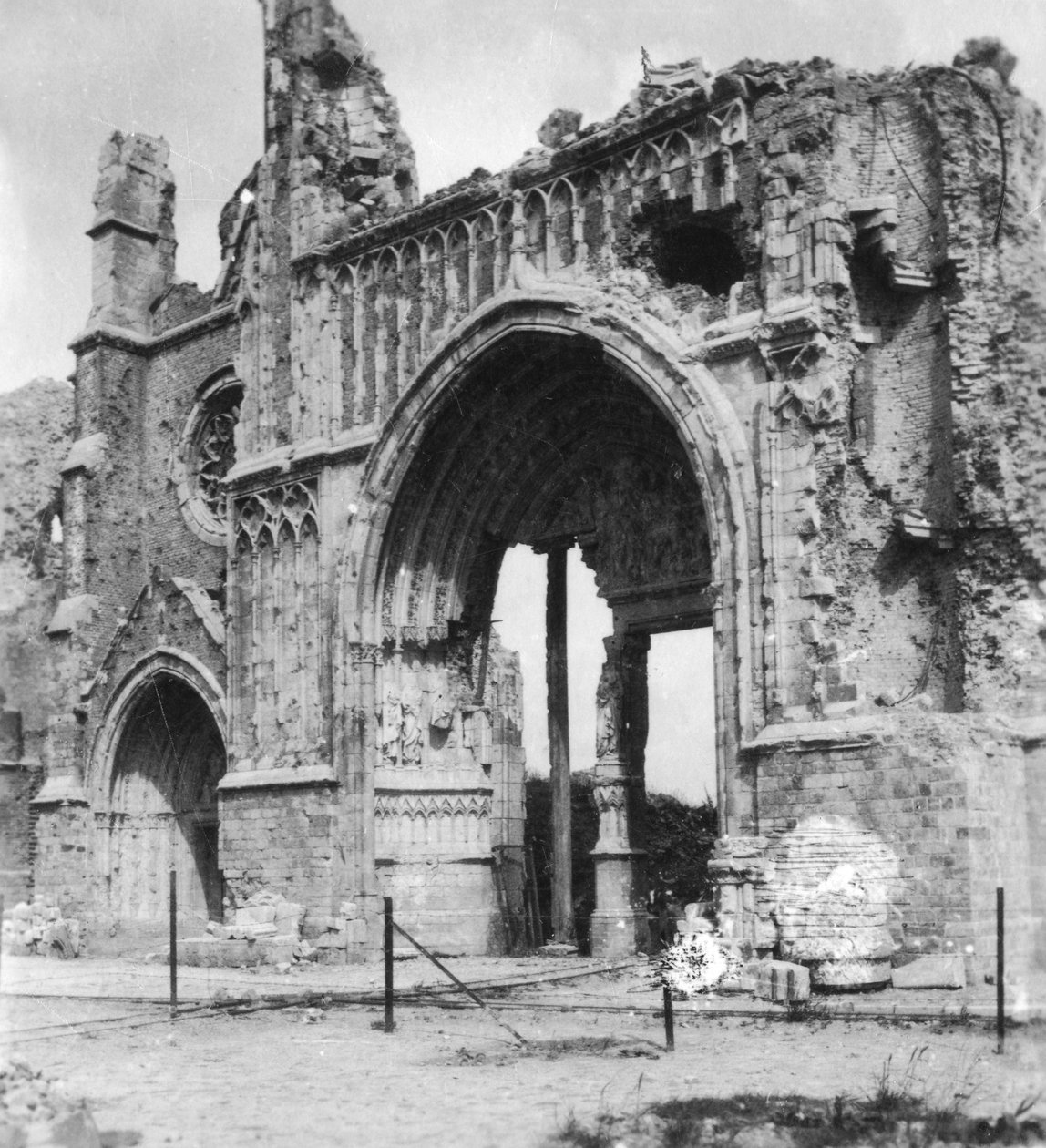 Ruinerna av katedralen, Ypres, Belgien, första världskriget, c1914-c1918 av Nightingale and Co